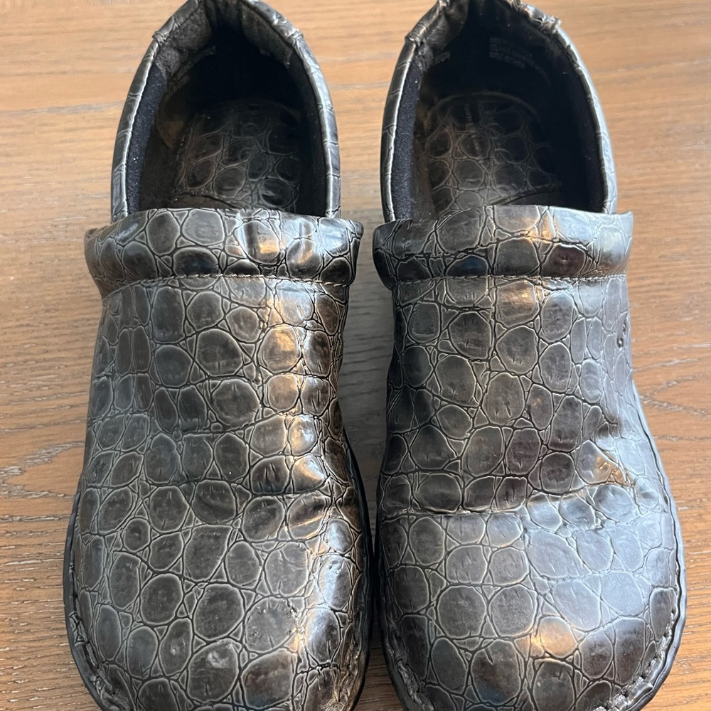 b•o•c‎ Born Concepts Grey Croc-Embossed Clogs Size 9.5